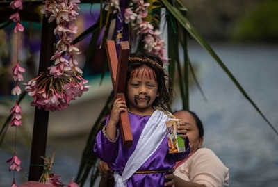 【今日の1枚】「十字架の道」再現、片手にジュースはご愛嬌