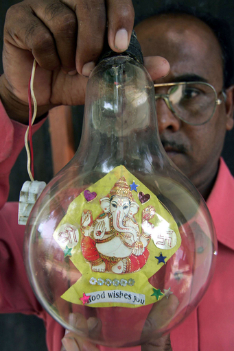 インド全国でガネーシャ祭り準備進む、電球に入ったゾウの神様も登場