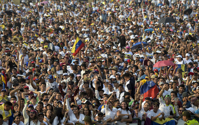 ベネズエラ国境沿いのコロンビアの町でチャリティーコンサート、グアイド氏も登場