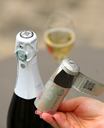 仏シャンパン業界のIT革命 ボトルのタグで不正防ぎ、合う音楽情報も提供