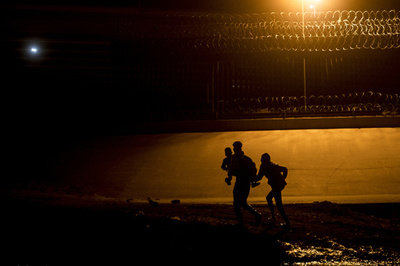 【今日の1枚】家族のシルエット、米国目指し渡河