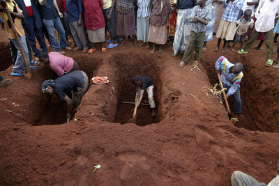「土地を奪われるなら一家心中する」、ケニアで56人の大家族が墓穴掘り