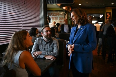 ハリス副大統領、激戦ペンシルベニア州でバス遊説 党大会控え