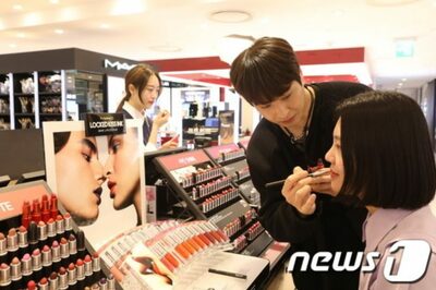マスク外して春の外出準備…韓国でポイントメイク用品が好調