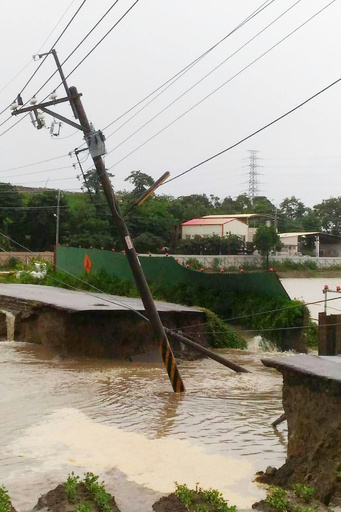 台湾で「極めて異例」の豪雨、6人死亡 数千人が避難