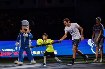 フェデラーがディズニーの人気キャラクターと共演、中国・上海のイベントで