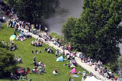 20km超えるテーブルクロスでピクニック、世界記録に挑戦 仏