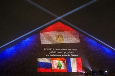 ギザの大ピラミッドで追悼式典、IS関連3事件の犠牲者に祈り