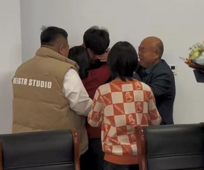 25年前に盗まれた息子が遺伝子検査の結果帰る 中国