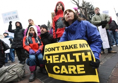 オバマケア代替案は「全ての人のための保険」に、トランプ氏発言