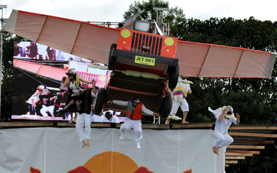 目立つが勝ち？ おかしな鳥人間コンテスト、コロンビアでも開催