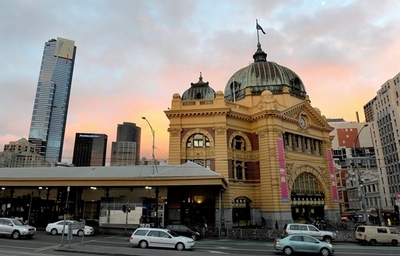 オーストラリアのおばあさん3人組、ナイフを持った暴漢を撃退