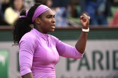 セレーナ、アザレンカに苦戦するも16強入り 全仏オープン