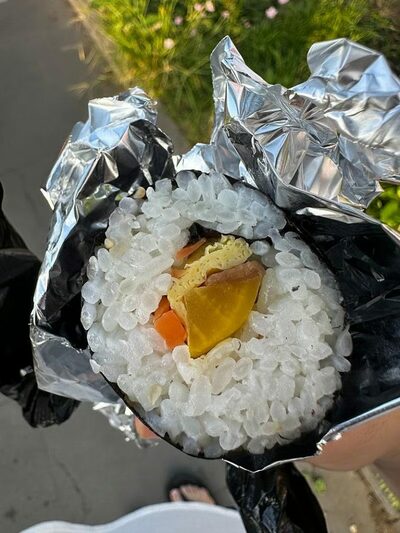 「中身スカスカ」ごはんはギッシリ「これが4000ウォンの海苔巻き？」…韓国の地方祭りで販売