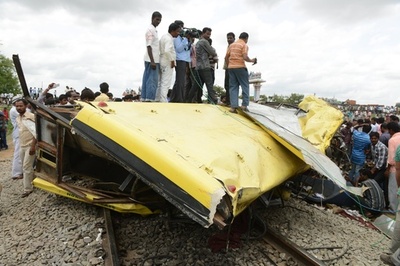 列車がスクールバスと衝突、子どもら20人死亡 インド