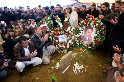 タリバン襲撃で犠牲のAFP記者葬儀に数百人、アフガニスタン