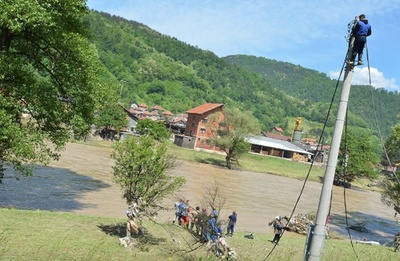 バルカン半島大洪水、内戦後最大の「住民脱出」 地雷露出の危険も