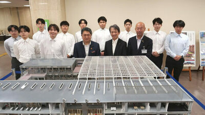 金沢工業大学 夢考房建築デザインプロジェクトが金沢美術工芸大学と石川県立図書館を模型で再現。金沢市役所第一本庁舎1階エントランスホールで展示。7月13日から7月31日まで