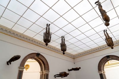 天井に人、水浸しの床？ アントニー・ゴームリー展、間もなく開幕