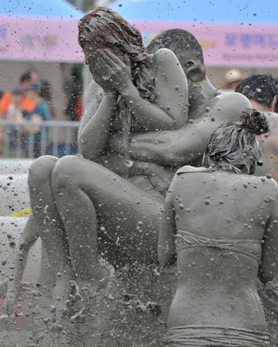 今年もみんなで泥まみれ、保寧マッドフェスティバル
