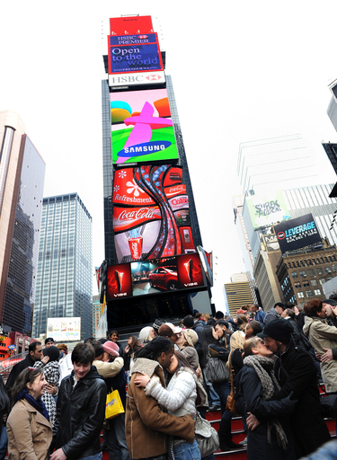 タイムズスクエアで「大みそかのキス」のリハーサル