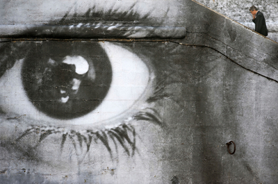 セーヌ川に巨大な女性の目、「女性の力」を表現