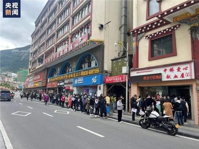 四川瀘定地震後、献血に100ｍの長蛇の列