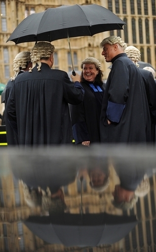 英国の60歳判事、ラグビータックルで被告の逃走を阻止