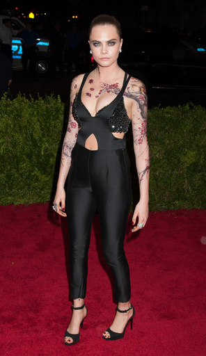 カーラ・デルヴィーニュ、METガラのボディーアートは完成までに11時間！