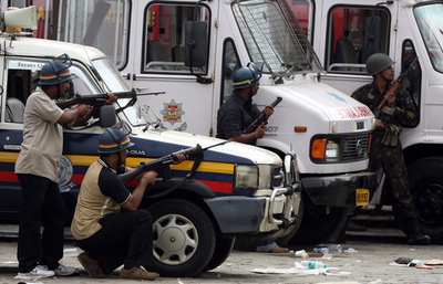 ムンバイ同時襲撃事件、特殊部隊がトライデントホテルを制圧 外相はパキスタンを非難