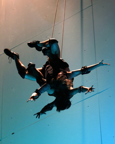 宙を舞うダンサーたち、スペインで振り付けの国際大会