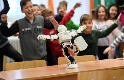 「おしゃべりロボット」で小学生に安全講習、ハンガリー警察が導入