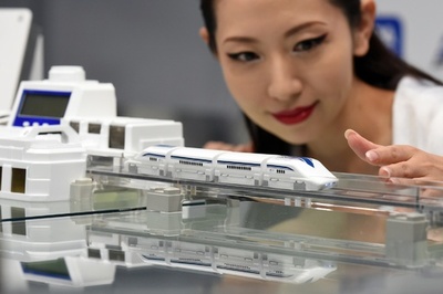 タカラトミー、磁力で浮上・走行する「リニアライナー」発表