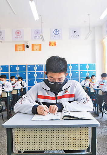 中国で学校再開プランが策定 再び朗読の声が響く