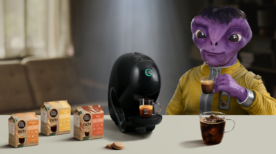 地球に不時着した宇宙人が、帰還をやめたくなる理由は一杯のコーヒー？！未知のテクノロジーを表した「ネスカフェ ドルチェ グスト ネオ」の新キャンペーン「たぶん、宇宙一おいしいコーヒー」始動