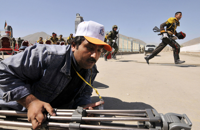 アフガンの軍事パレードで爆発と銃撃戦、タリバンが犯行声明 大統領ら要人は無事