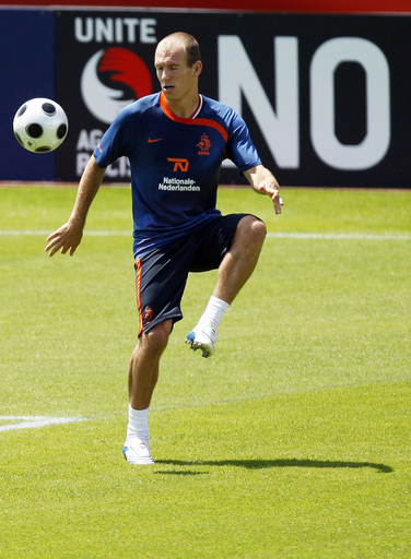 ファンバステン監督 ロッベン復帰は「贅沢な悩みになる」