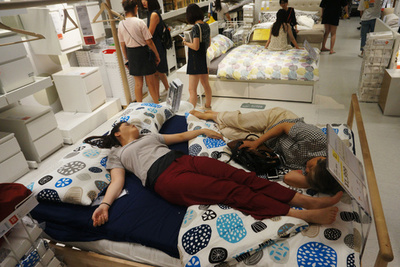 イケア店内で半裸女性が自慰行為、無修正映像が拡散し騒ぎに 中国