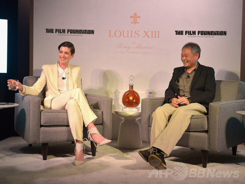 アン・ハサウェイ、高級ブランデーのイベントで着用したのは・・・ アン・ハサウェイ、高級ブランデーのイベントで着用したのは・・・
