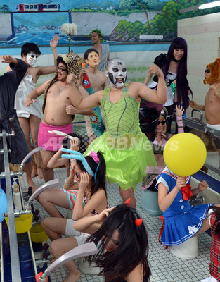 都内の銭湯でダンス ネット上で大流行 ハーレム シェイク 写真6枚 ファッション ニュースならmode Press Powered By Afpbb News