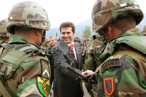 アルバニアの火薬庫爆発、国防相が引責辞任 写真2枚 ファッション ニュースならMODE PRESS powered by AFPBB News
