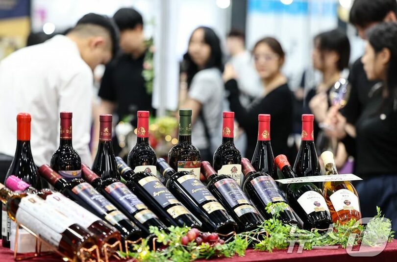 ソウル江南区のCOEXで開かれた「2025ソウル国際酒類＆ワイン博覧会」で来場者がワインを試飲している(c)news1