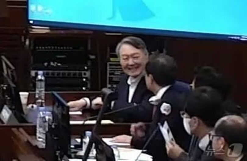 1月13日、ソウル中央地裁に出廷し、弁護人と会話を交わすユン・ソンニョル（尹錫悦）前大統領＝ソウル中央地裁提供映像(c)news1