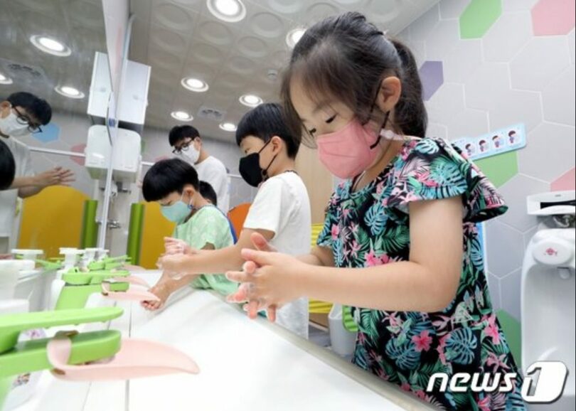 京畿道富川で新型コロナウイルス感染予防のために手洗いをする様子(c)news1