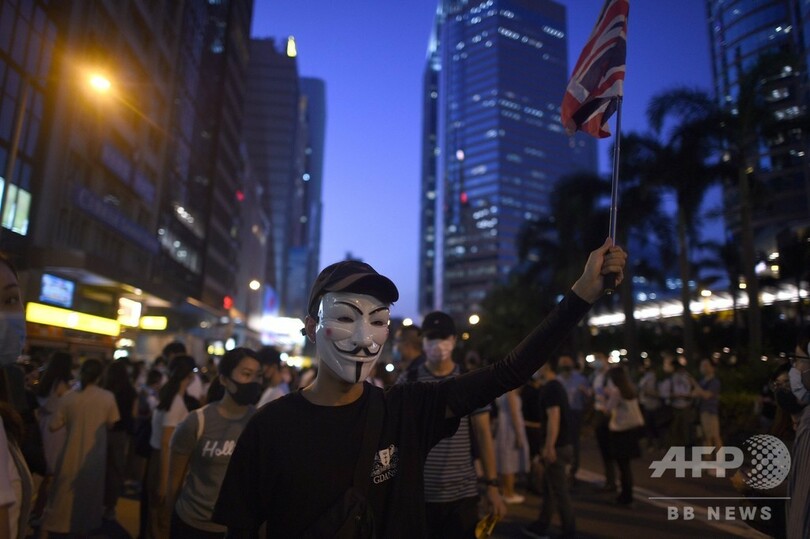 香港デモ隊、中心部にバリケード築く 覆面禁止令制定直後