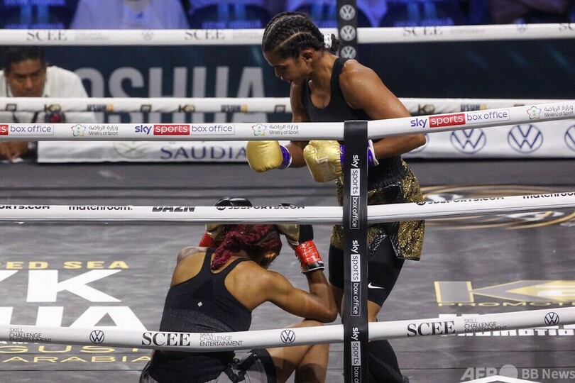 サウジで初の女子プロボクシング戦、英選手が1回TKO勝ち