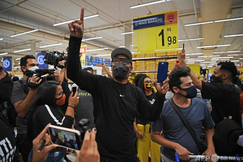 ブラジル、黒人男性が白人警備員に暴行受け死亡 抗議運動広がる