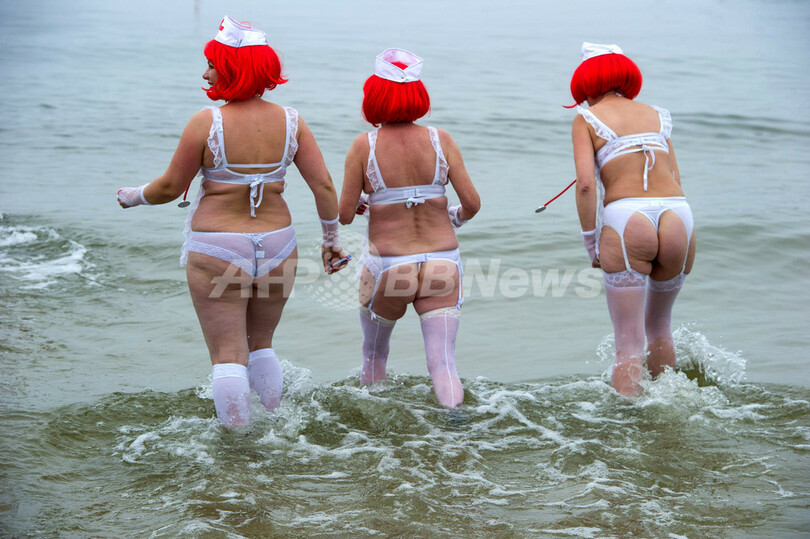 極寒のバルト海にコスプレ集団、独で寒中水泳大会