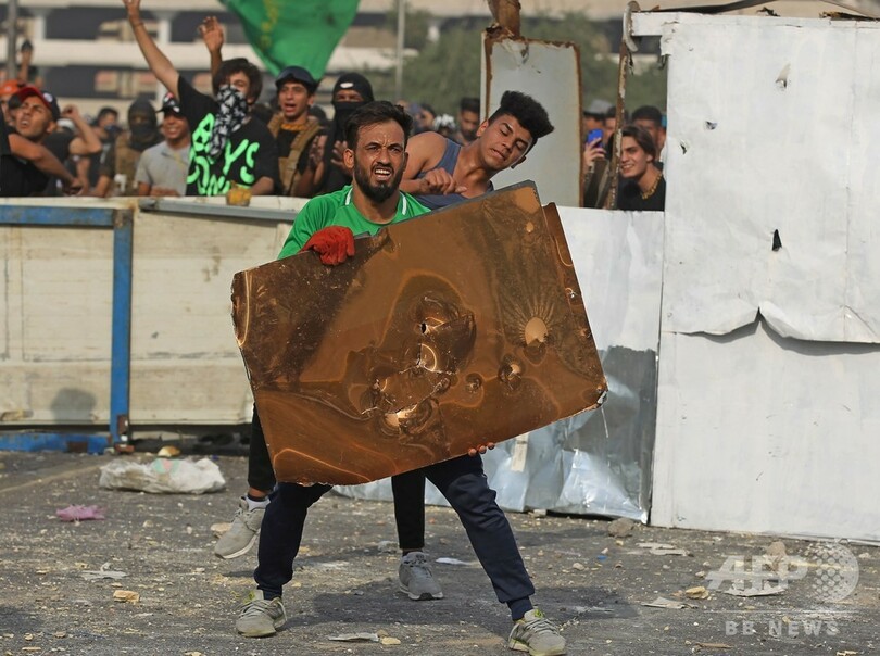 イラク首都でデモ、治安部隊と衝突 反政府デモ開始から1年