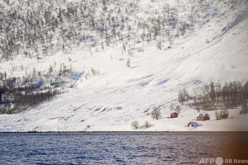 ノルウェー北部で複数の雪崩、4人死亡 海に押し流された家も